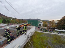 Mit Hilfe der Schleifkorbtrage wurde der verletzte Schornsteinfeger gerettet