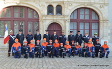 Gruppenbilder Jugendfeuerwehren und Führungskräfte vor dem Rathaus in Beaugency.jpg