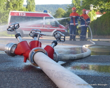 Auch der Wassertrupp bekämpft den Brand mit dem zweiten Löschrohr.