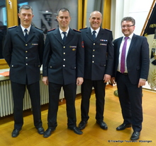 Im Amt bestätigt: Kassenverwalter Johannes Schmelzle (2.vl.) und Abteilungskommandant Markus Flur (2.v.r.)