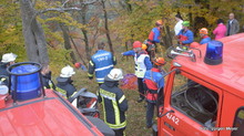Die Einsatzkräfte der Feuerwehr und der Bergwacht seilten sich zu den Personen vom Farrenberg aus ab.jpg