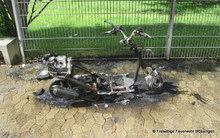 Der Motorroller brannte komplett aus.jpg