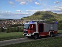 Löschfahrzeug LF 10 in der idyllischen Landschaft um Öschingen
