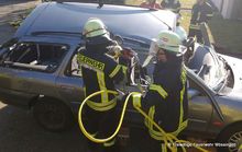 Lehrgangsteilnehmer aus Mössingen setzten die Rettungsgeräte am Fahrzeug an.jpg