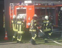 Die Einsatzkräfte beginnen mit dem Aufbau des Löschangriffes direkt nach ihrer Ankunft