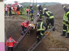 Mit Spineboard und Kran retteten die Einsatzkräfte den verletzten Arbeiter aus der Baugrube.